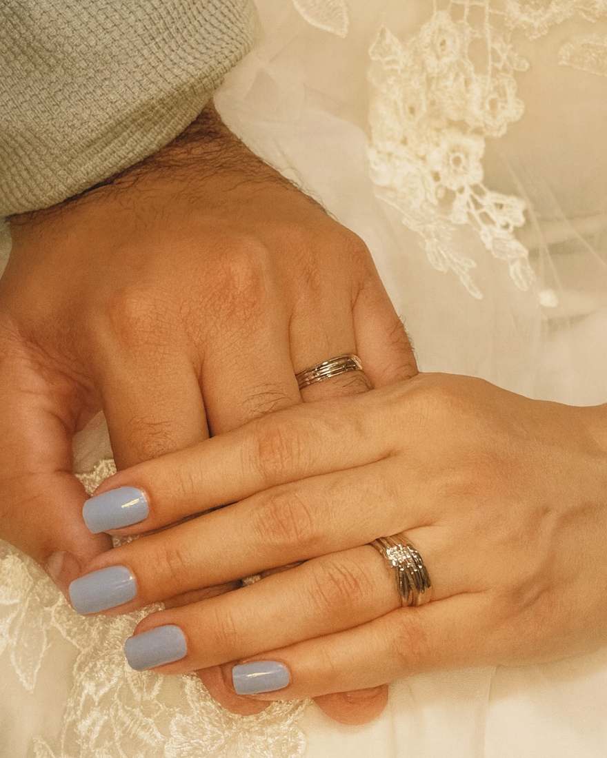 Las manos de Arlenys y Ever con sus anillos de boda