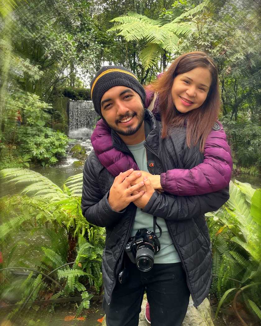 Arlenys y Ever abrazados en el jardín